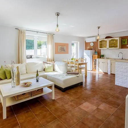 Bezauberndes Mit Mediterranem Garten, Pool, Hochstuhl, Babybett, Bbq * Tribalj (Primorsko-Goranska)