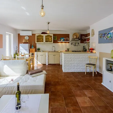 Διαμέρισμα Bezauberndes Mit Mediterranem Garten, Pool, Hochstuhl, Babybett, Bbq
