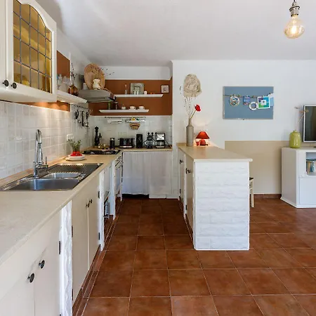Bezauberndes Mit Mediterranem Garten, Pool, Hochstuhl, Babybett, Bbq