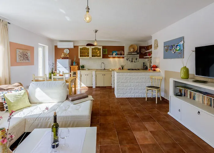 Apartament Bezauberndes Mit Mediterranem Garten, Pool, Hochstuhl, Babybett, Bbq