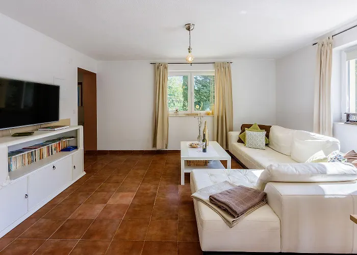 Apartament Bezauberndes Mit Mediterranem Garten, Pool, Hochstuhl, Babybett, Bbq Tribalj (Primorsko-Goranska)