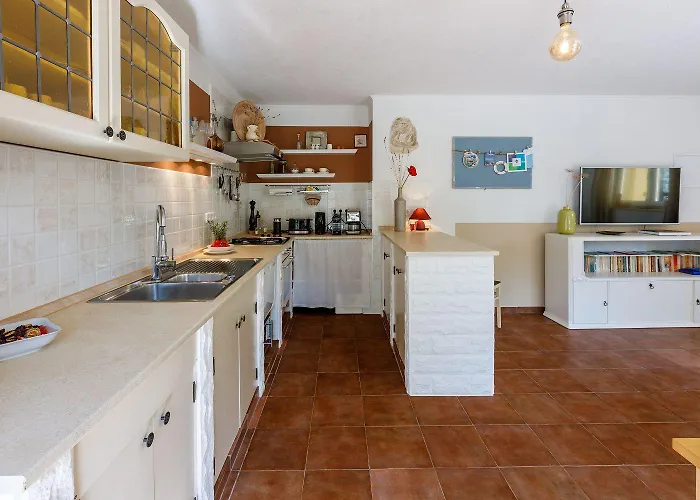 Bezauberndes Mit Mediterranem Garten, Pool, Hochstuhl, Babybett, Bbq
