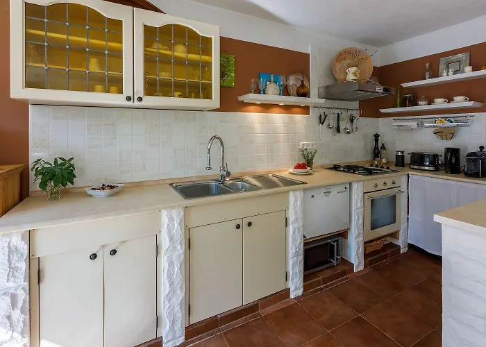 Bezauberndes Mit Mediterranem Garten, Pool, Hochstuhl, Babybett, Bbq *