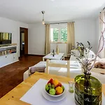 Apartament Bezauberndes Mit Mediterranem Garten, Pool, Hochstuhl, Babybett, Bbq *