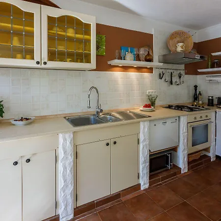 Bezauberndes Mit Mediterranem Garten, Pool, Hochstuhl, Babybett, Bbq *