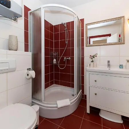 Apartment Bezauberndes Mit Mediterranem Garten, Pool, Hochstuhl, Babybett, Bbq *