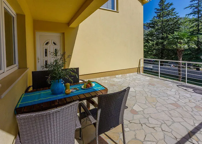 Bezauberndes Mit Mediterranem Garten, Pool, Hochstuhl, Babybett, Bbq